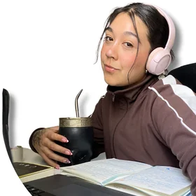 Candela Sánchez trabajando en su escritorio